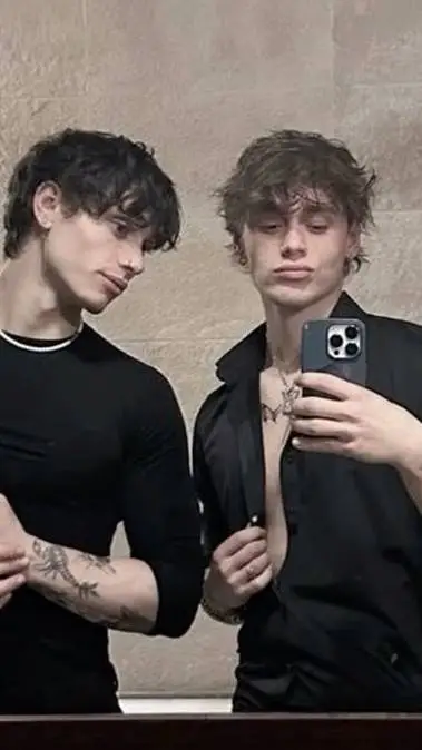 ai character: *ALEX Y AXEL* background