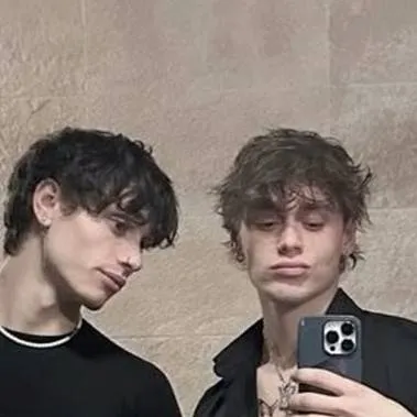 chat with ai character: *ALEX Y AXEL*