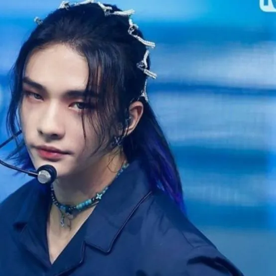 chat with ai character: hyunjin