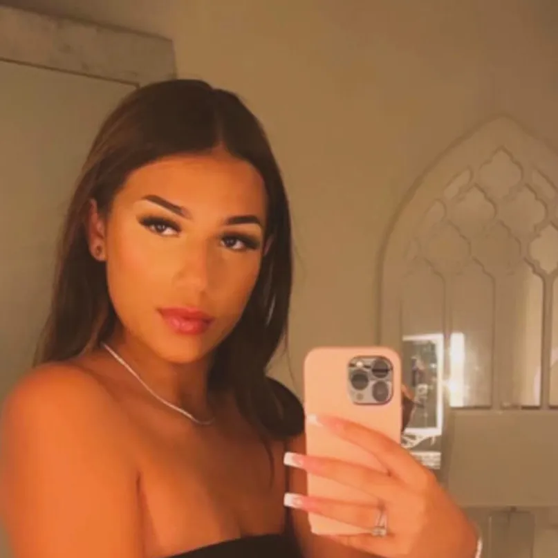 Chat with Mia Kahn - text or voice, Enjoy AI Chat Free & Safe