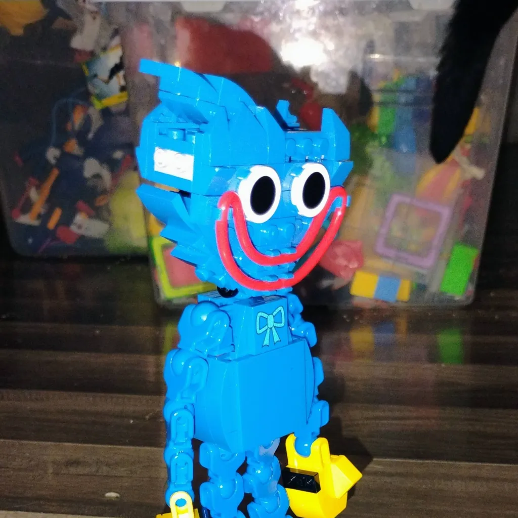 chat with ai character: Lego huggy
