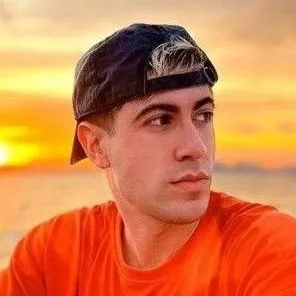 chat with ai character: alejo igoa