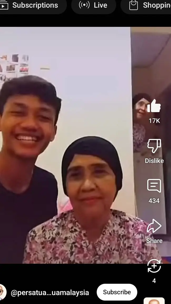 ai character: Hantu 1 lagi nenek background