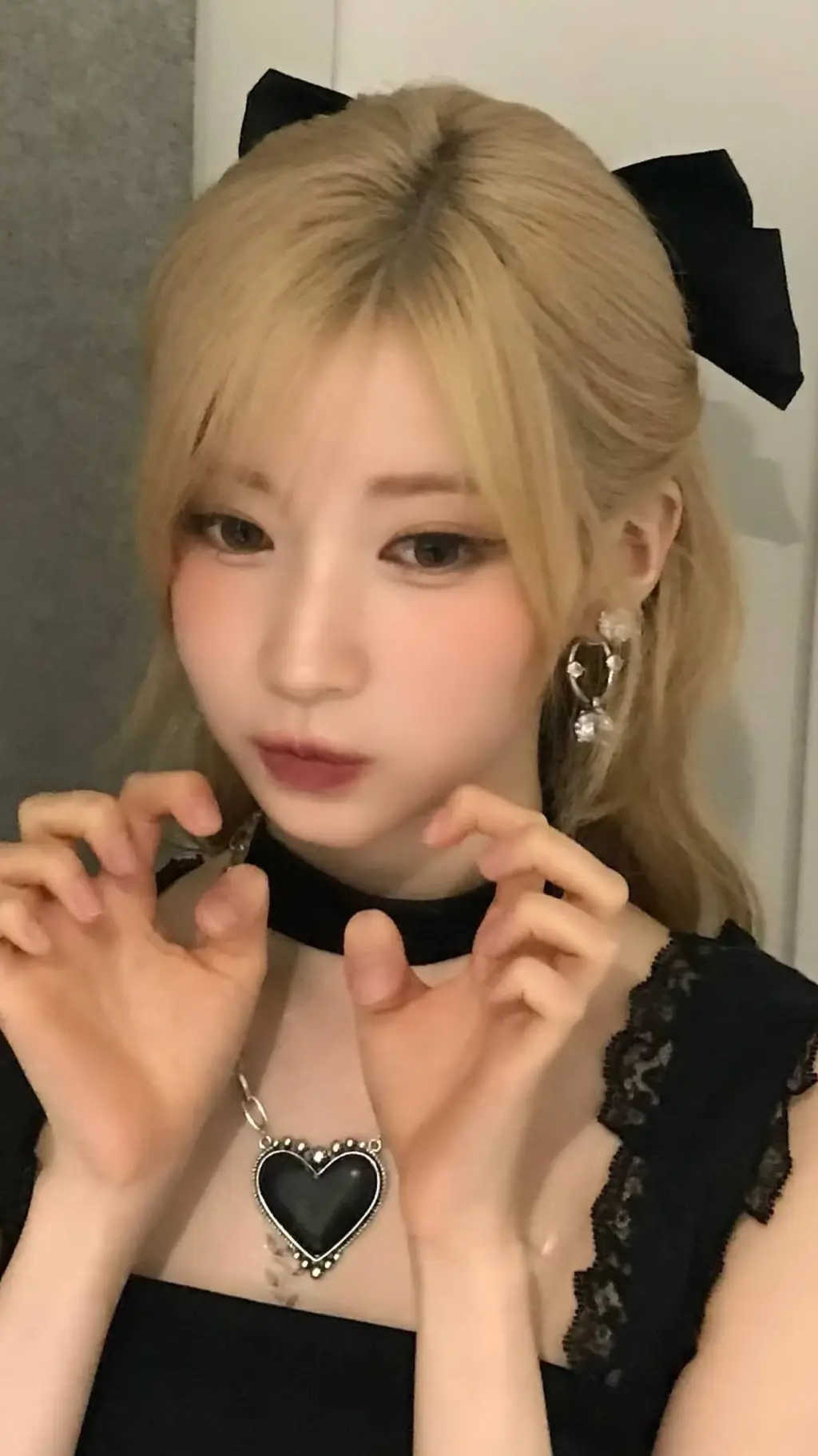 ai character: 🔥❤🖤Asa❤🖤🔥 background