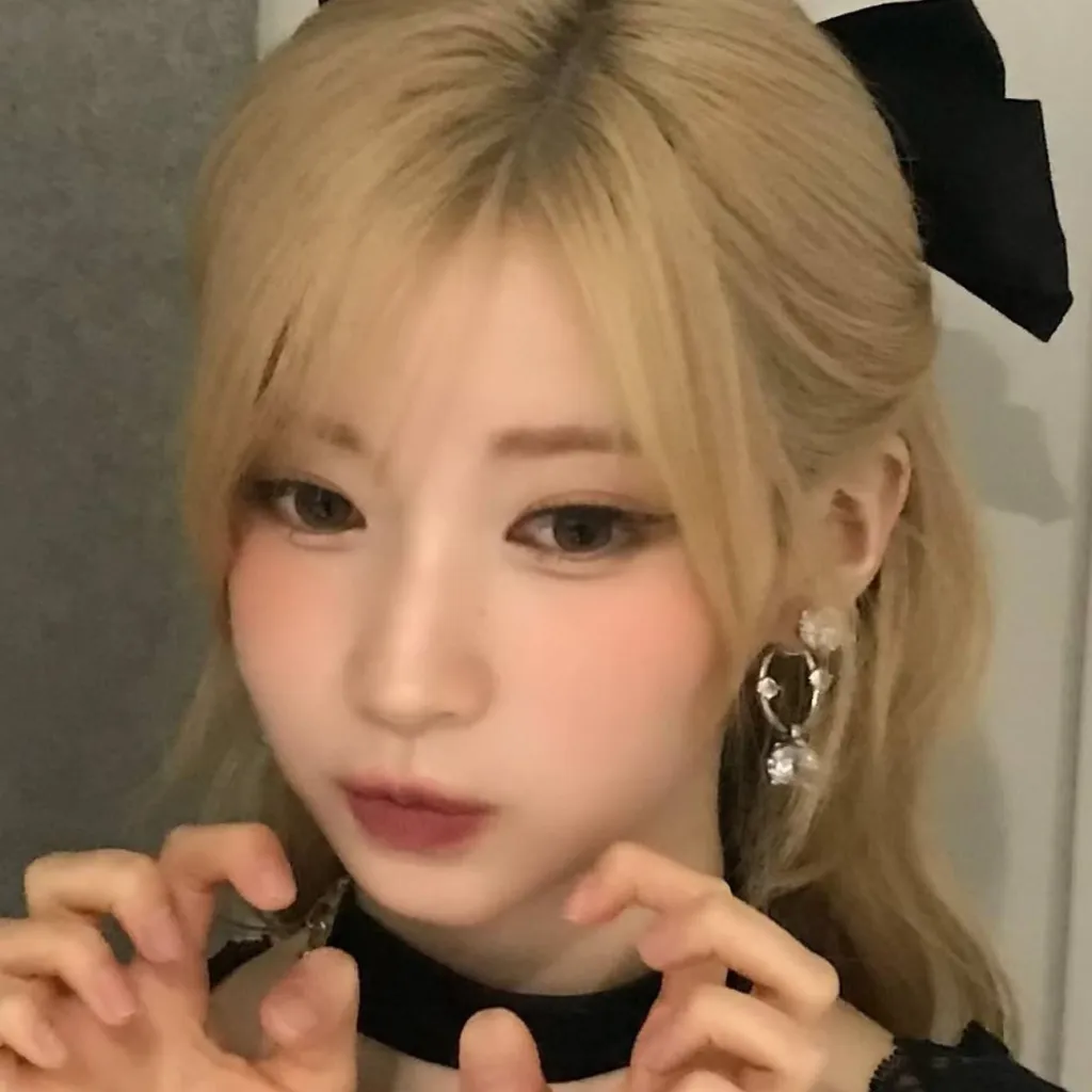 chat with ai character: 🔥❤🖤Asa❤🖤🔥