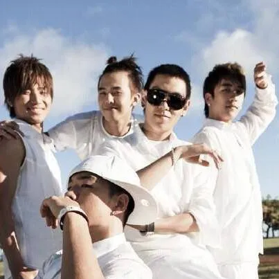 chat with ai character: BigBang