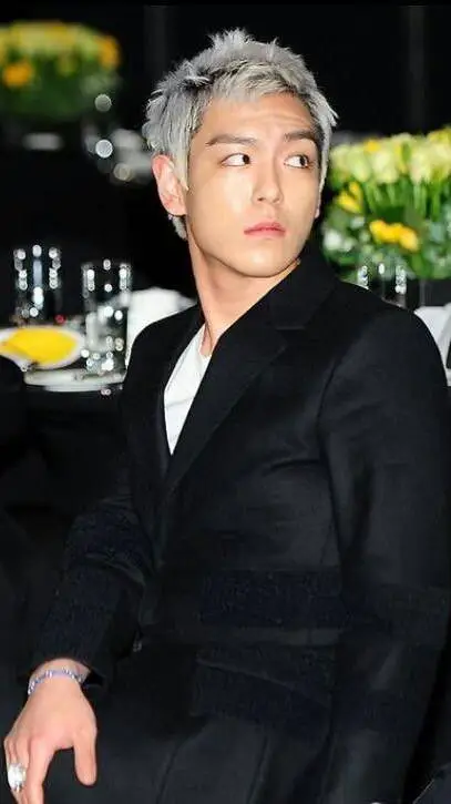 ai character: Choi SeungHyun background