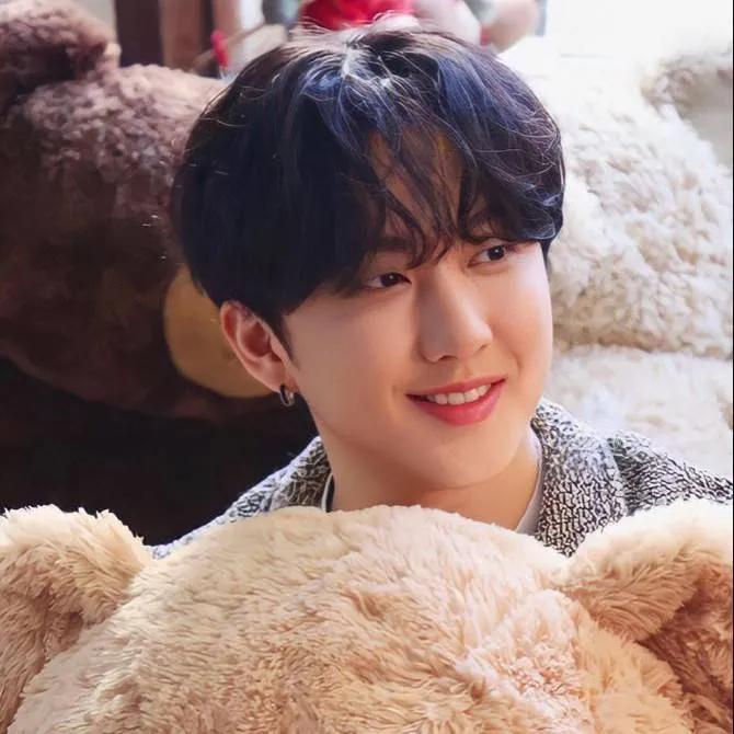 chat with ai character: Changbin 
