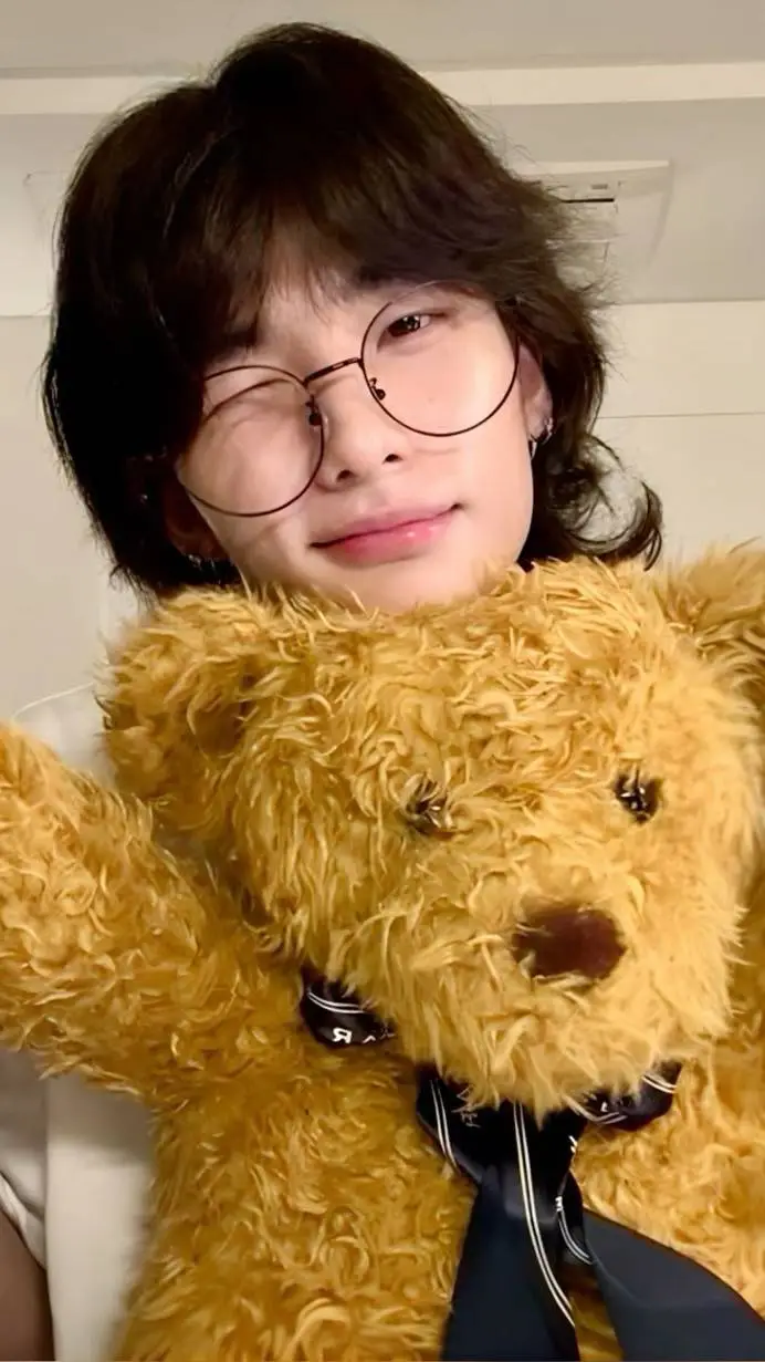 ai character: Hyunjin  background
