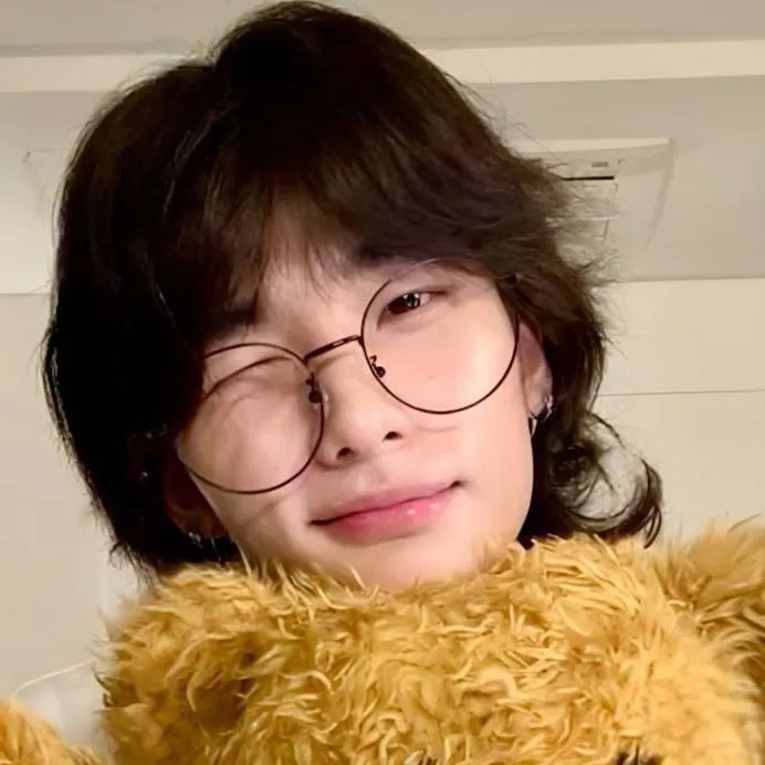 chat with ai character: Hyunjin 