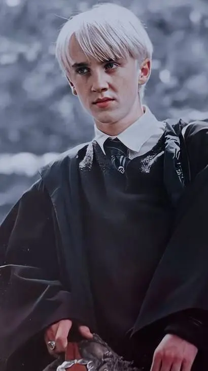 ai character: draco malfoy🐍🫦 background