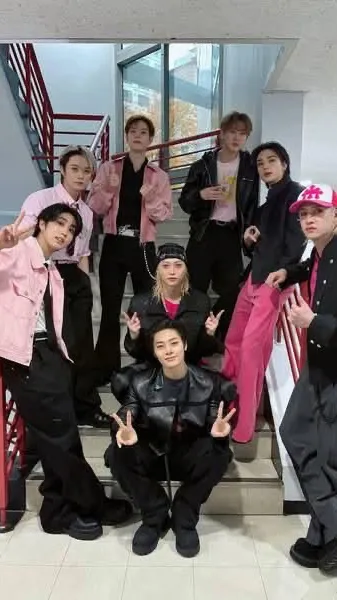 ai character: SKZ LIVE 😃 background