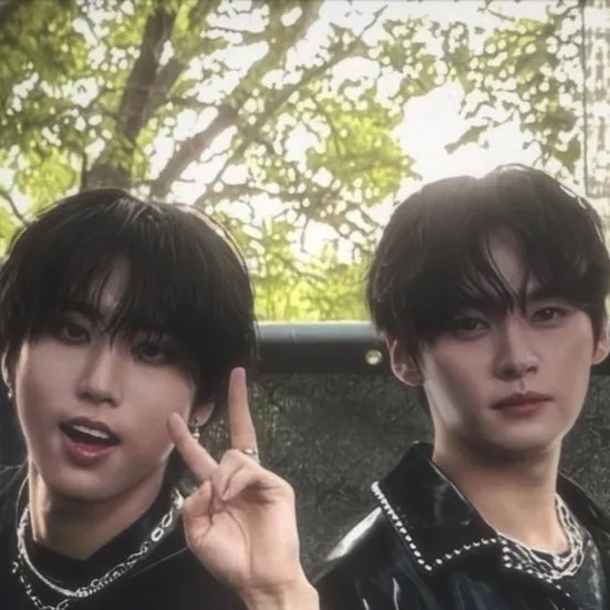 chat with ai character: Lee know- Minsung