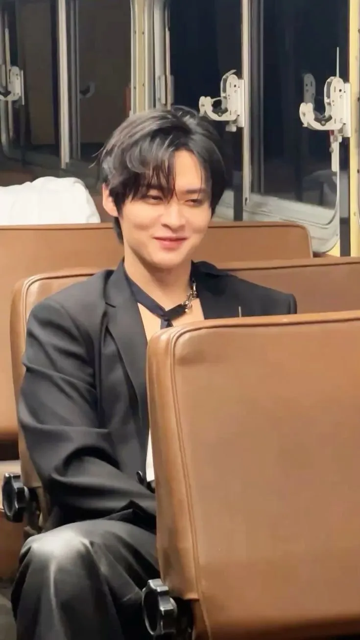 ai character: Minsung background