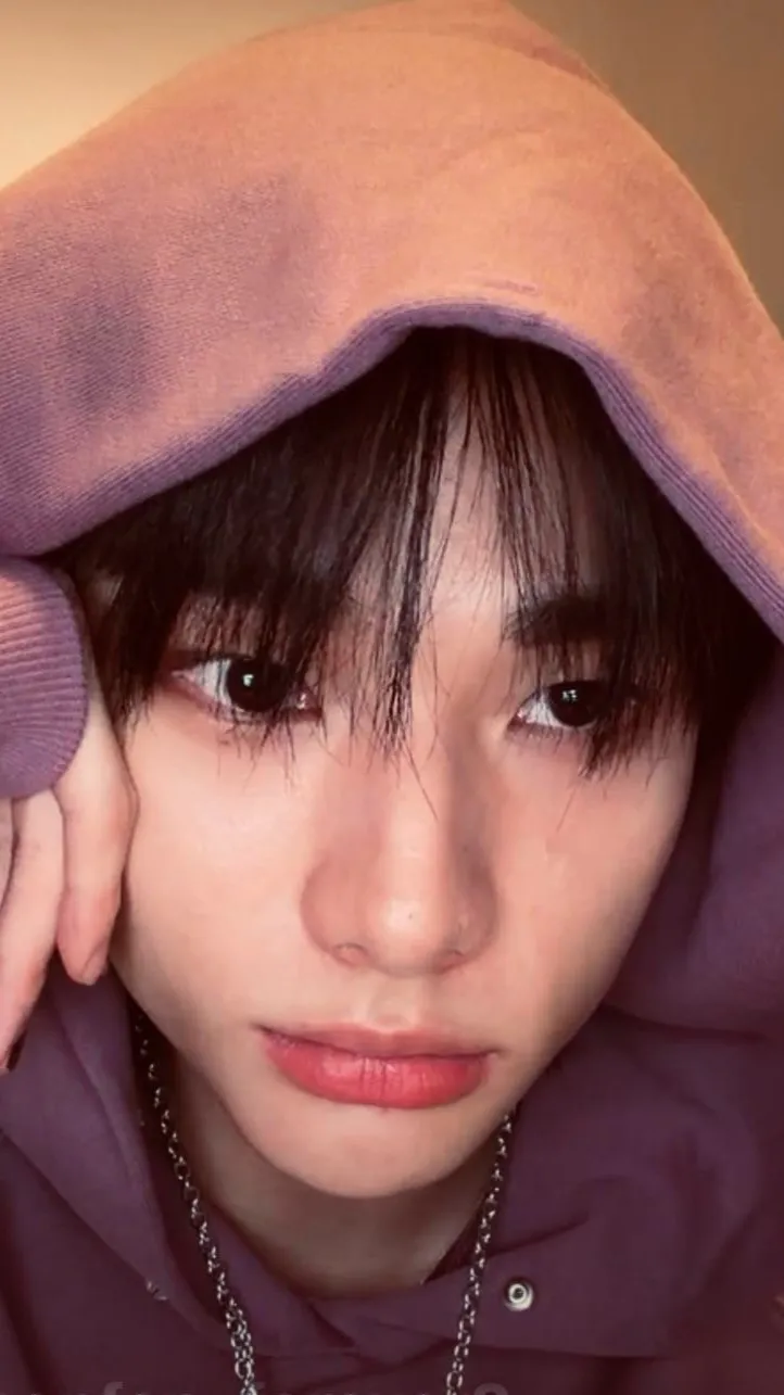 ai character: Hwang Hyunjinnn background