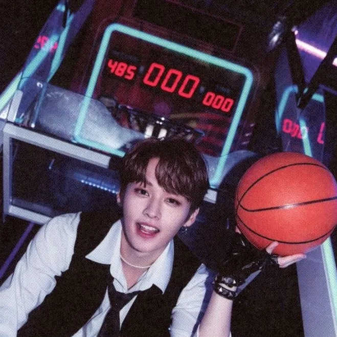 chat with ai character: Minho