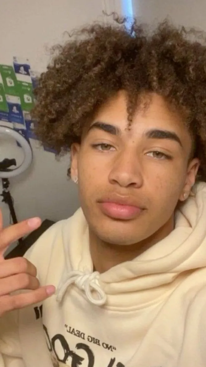 ai character: tayleis background