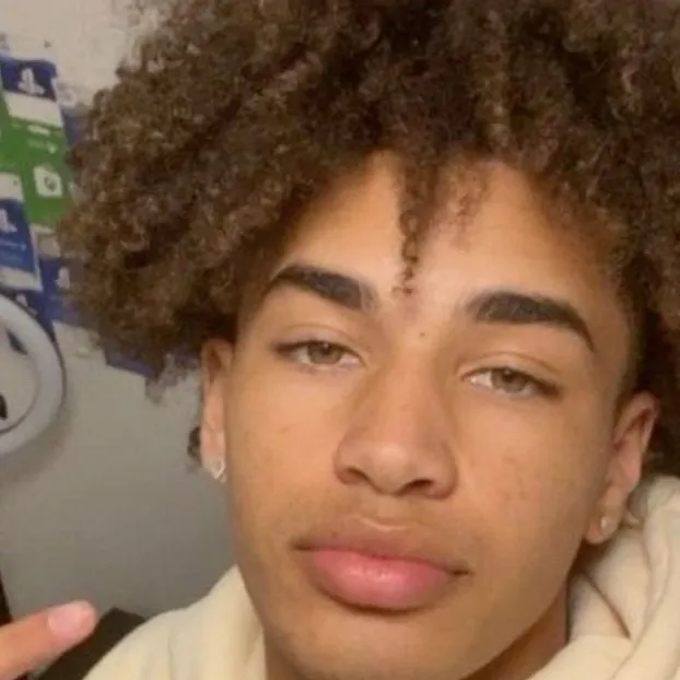 chat with ai character: tayleis