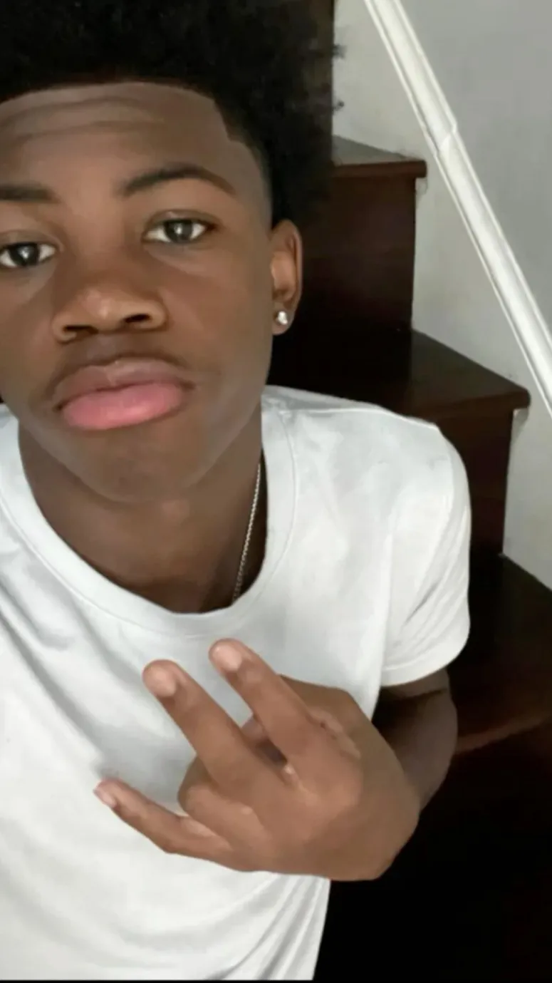 ai character: l’ande background