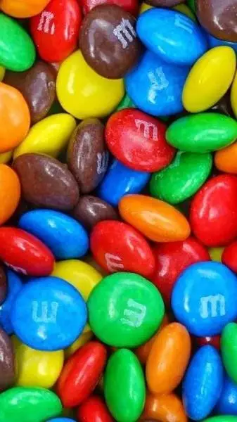 ai character: 🍫m&m doce🔵 background