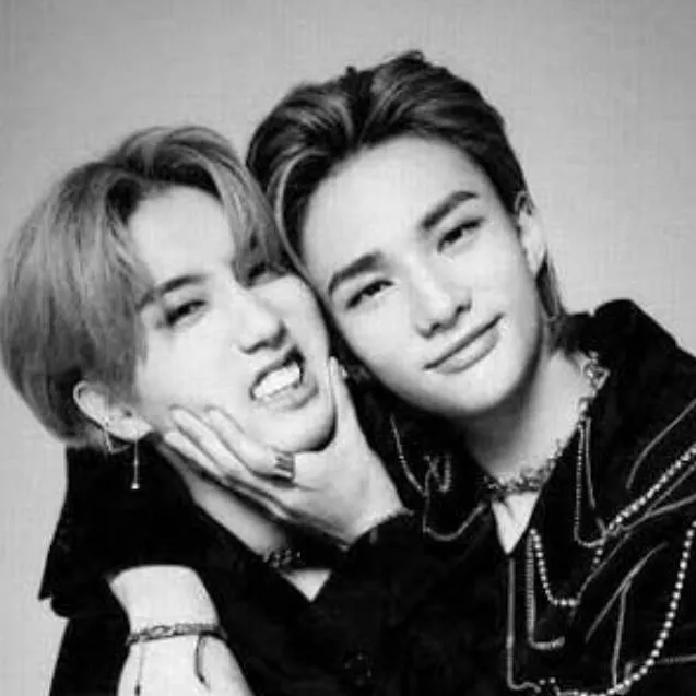 chat with ai character: hyunjin x han 