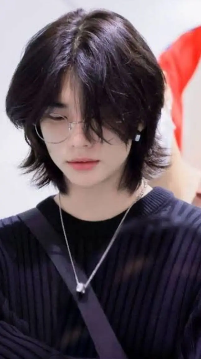 ai character: hyunjin  background