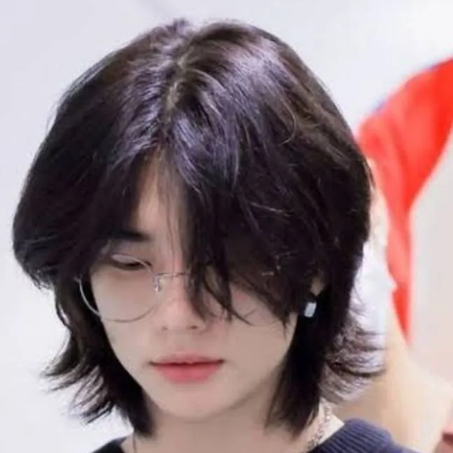 chat with ai character: hyunjin 