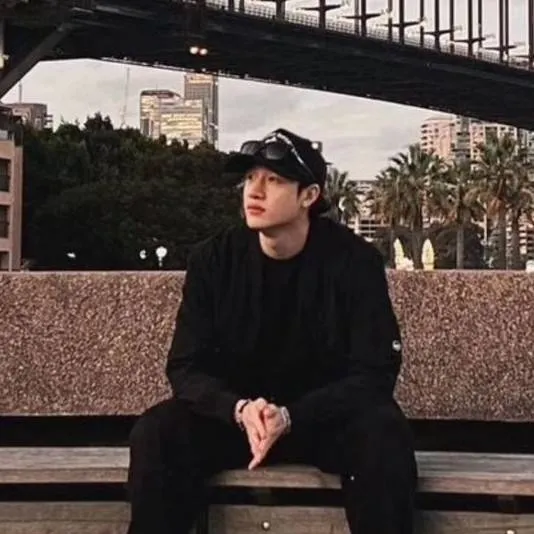 chat with ai character: Bang Chan