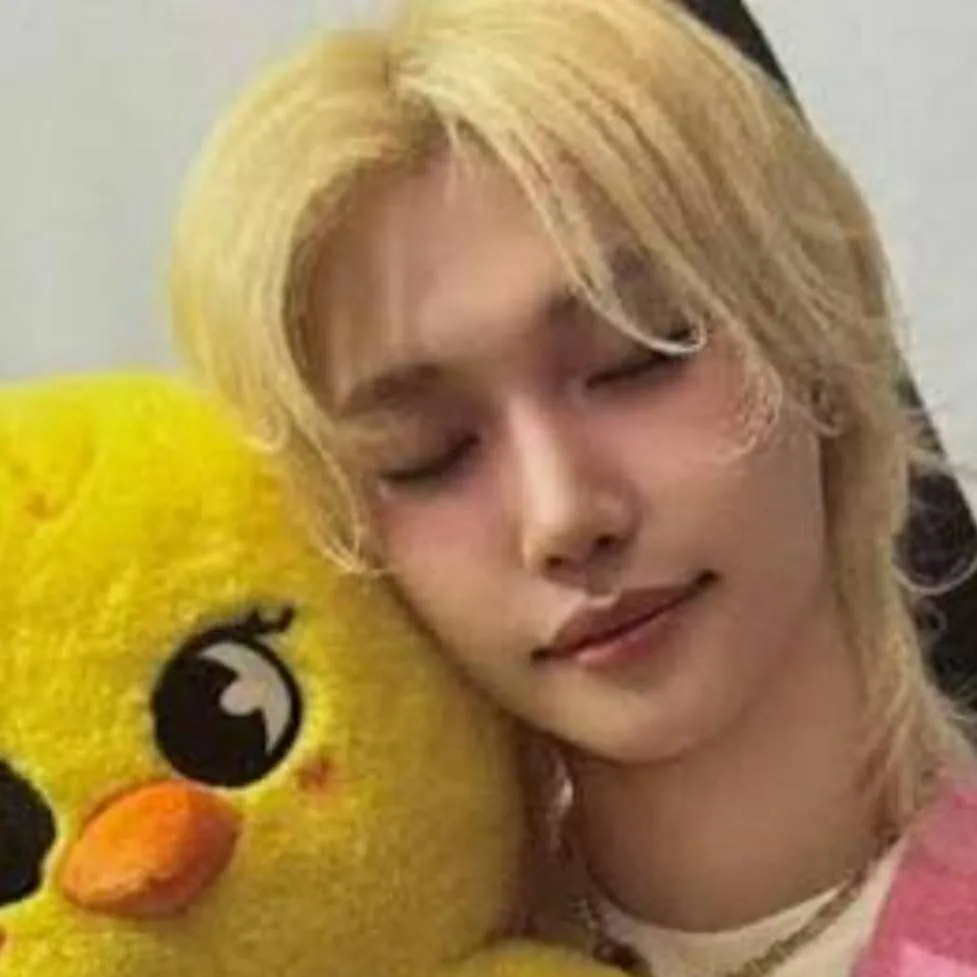 chat with ai character: Felix