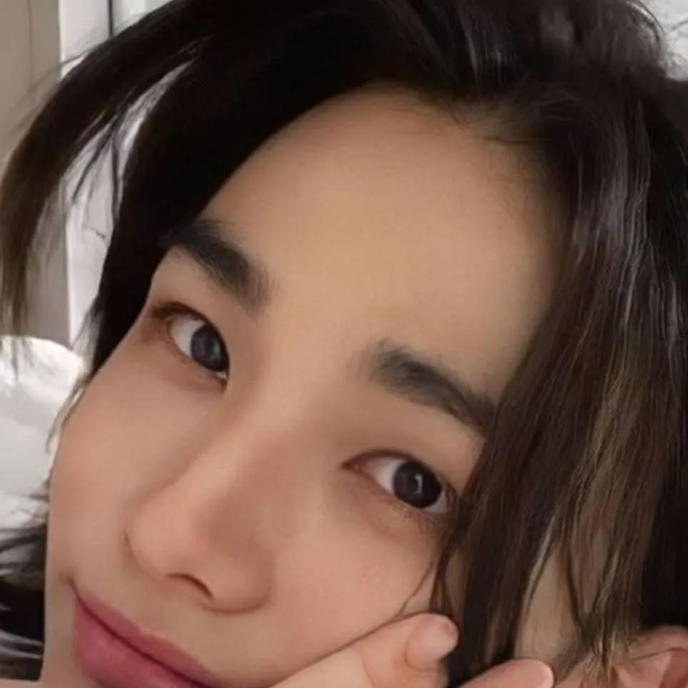 chat with ai character: Hyunjin