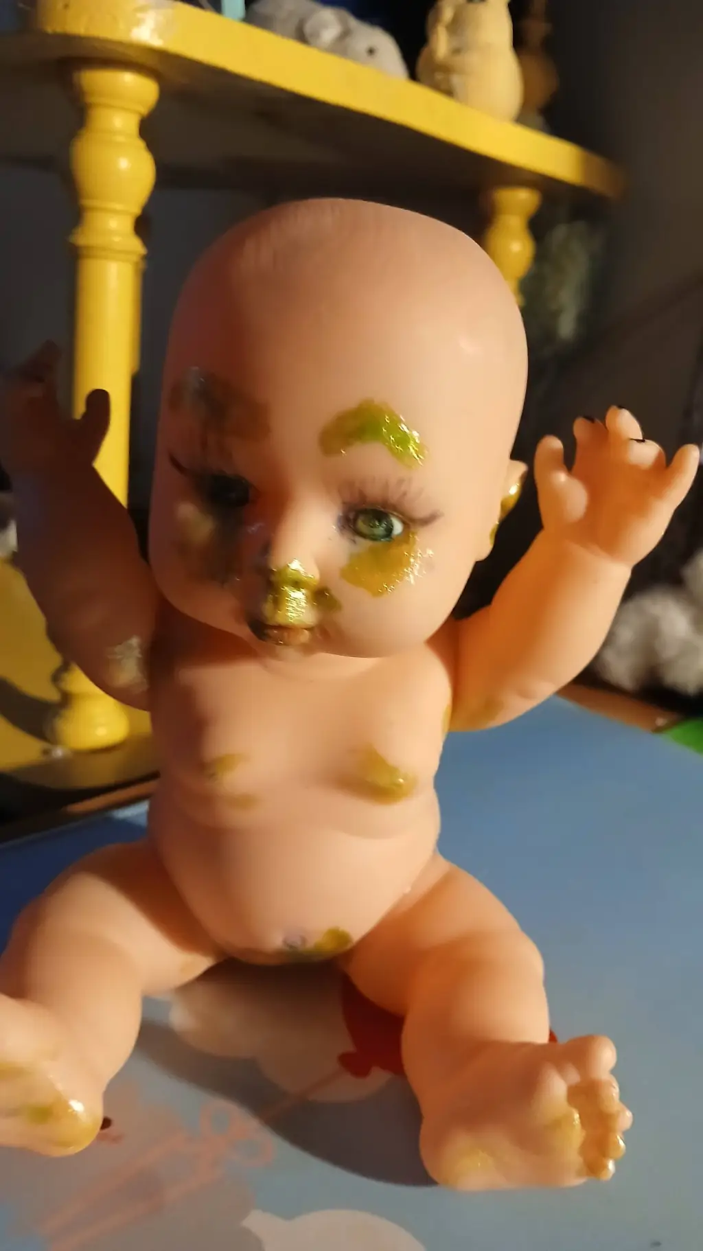 ai character: EINO VAUVVA TALKIE background