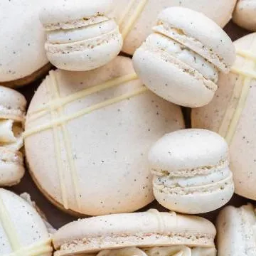 chat with ai character: VANILLA MACARON