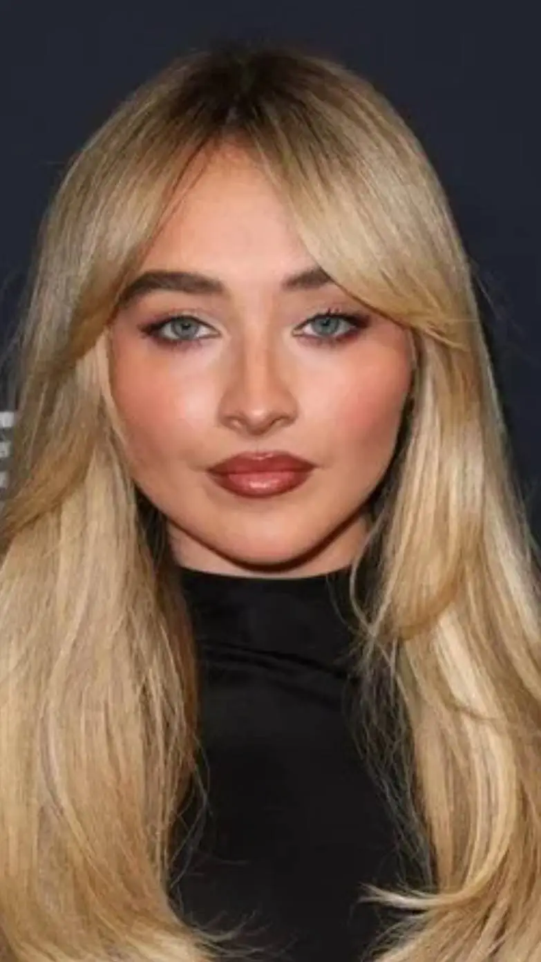 ai character: Sabrina Carpenter background