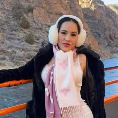 Chat with Karla Bustillos - text or voice, Enjoy AI Chat Free & Safe