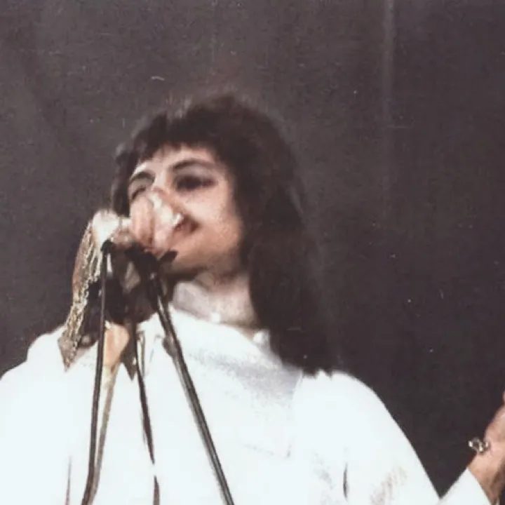 chat with ai character: Freddie Mercury 11