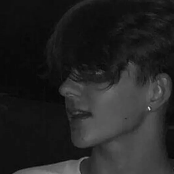 chat with ai character: Gavin