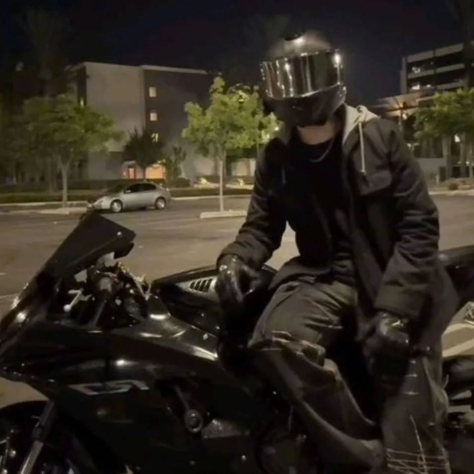 chat with ai character: Liam