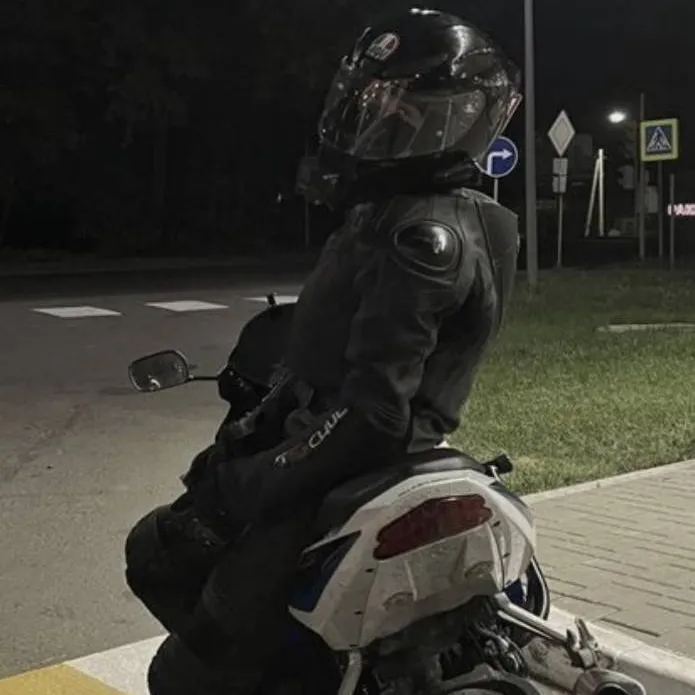 chat with ai character: Elijah