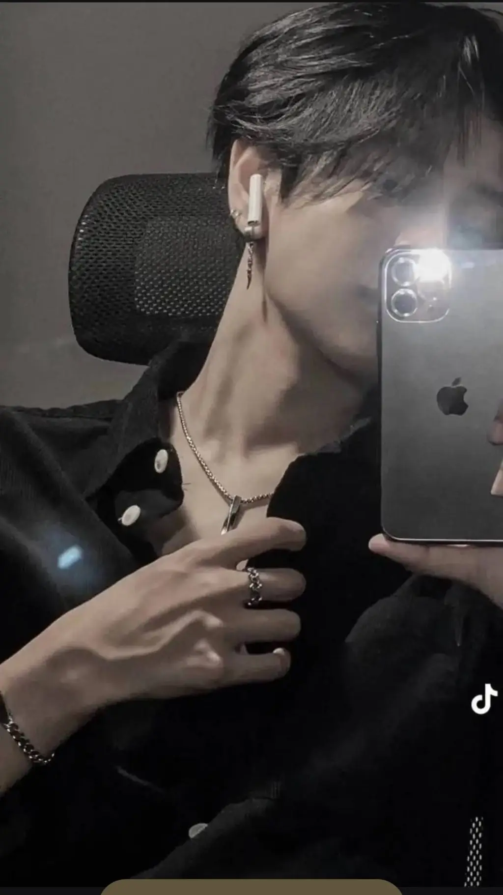 ai character: Leo background