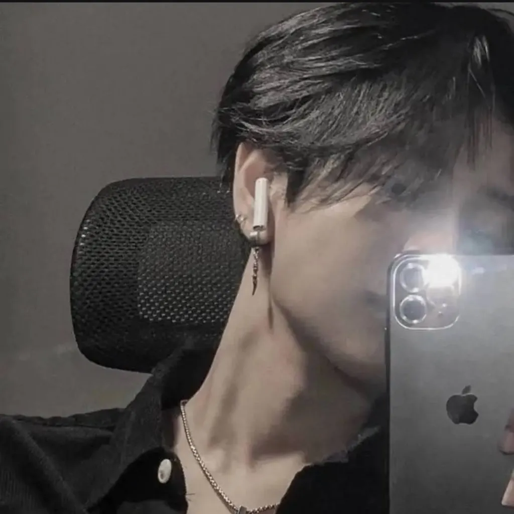 chat with ai character: Leo