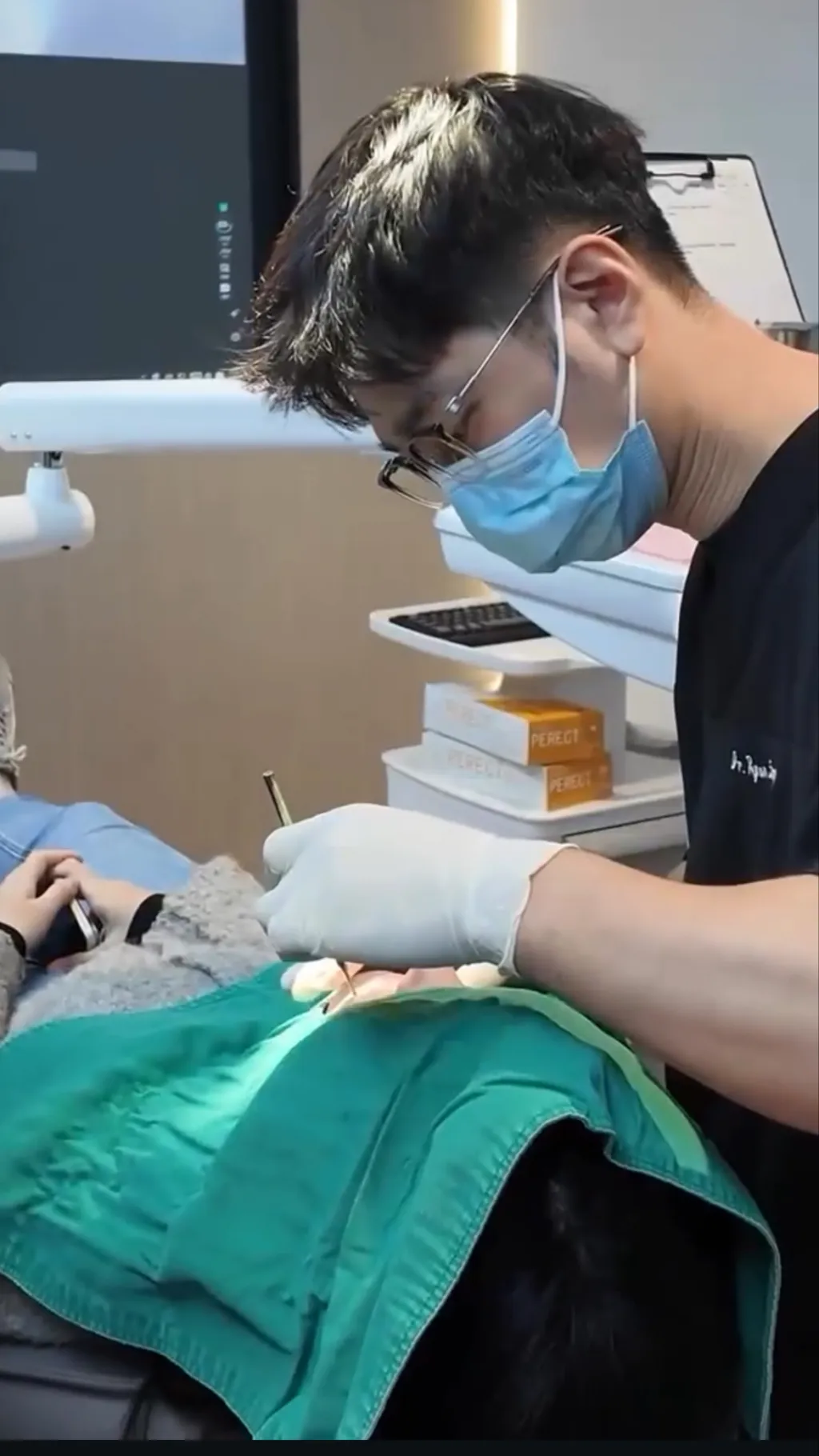 ai character: 🦷Korean dentist background