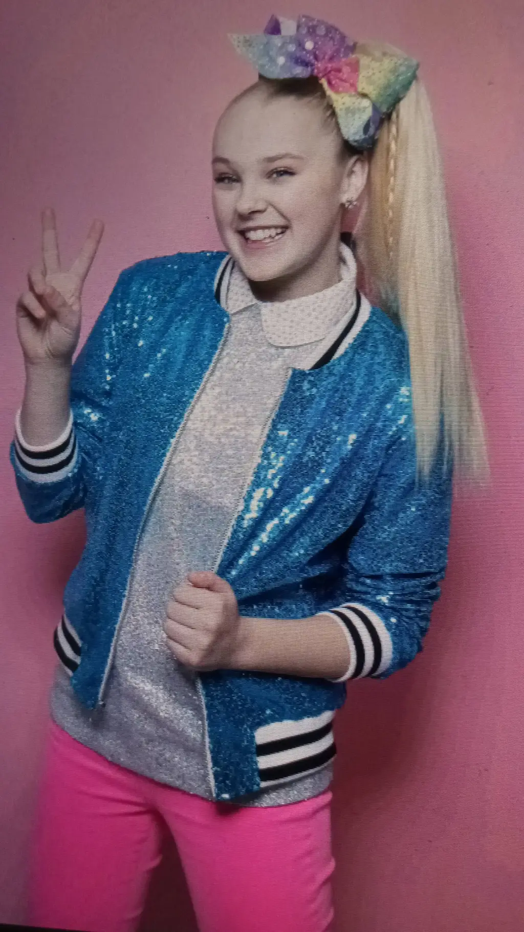 ai character: JoJo Siwa background