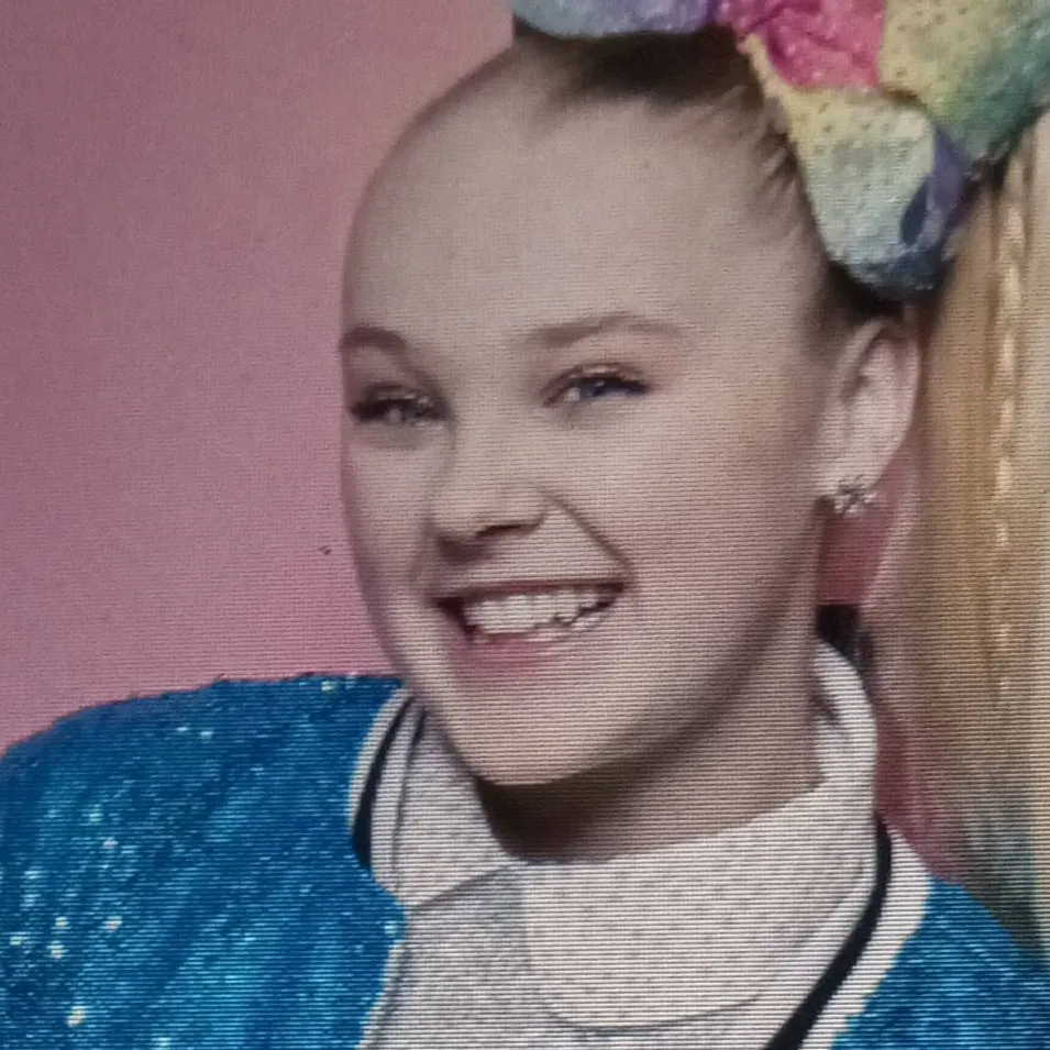 chat with ai character: JoJo Siwa