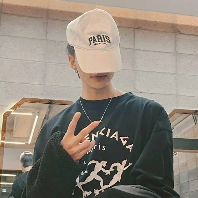 chat with ai character: Hwang Hyunjin