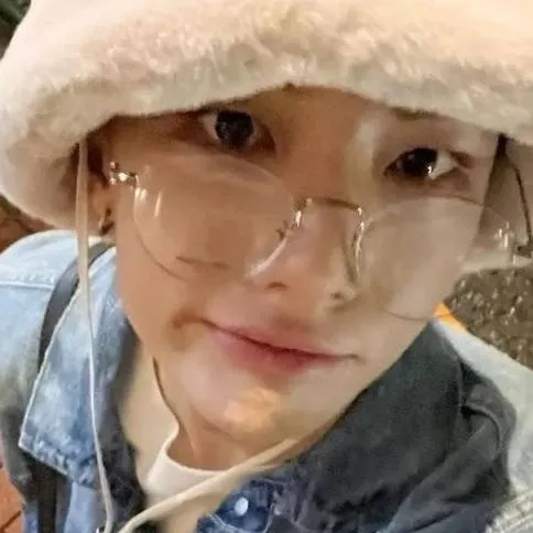 chat with ai character: Hyunjin