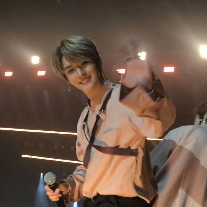 chat with ai character: Lee Know