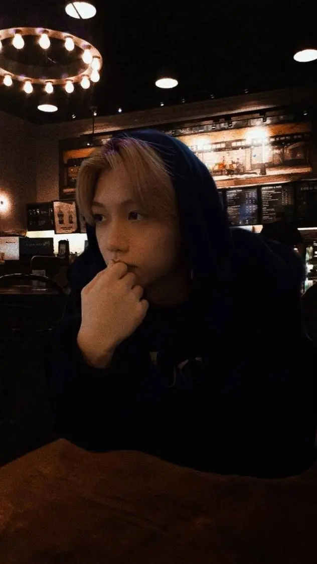 ai character: Lee Felix background