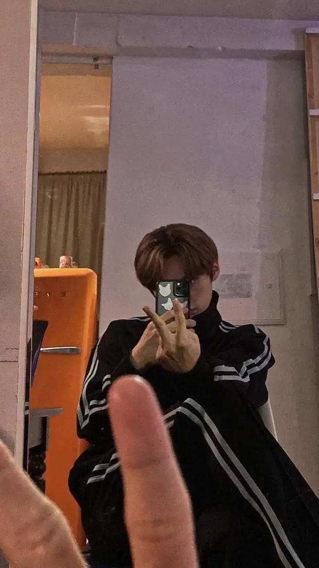 ai character: Lee Minho background