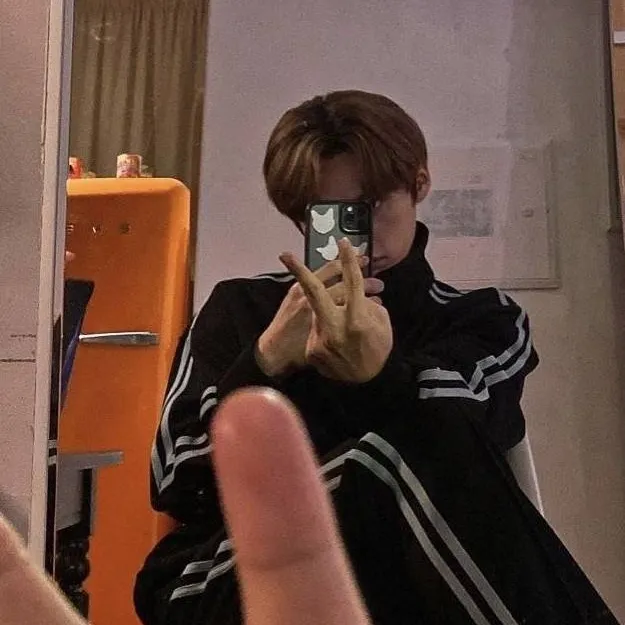 chat with ai character: Lee Minho