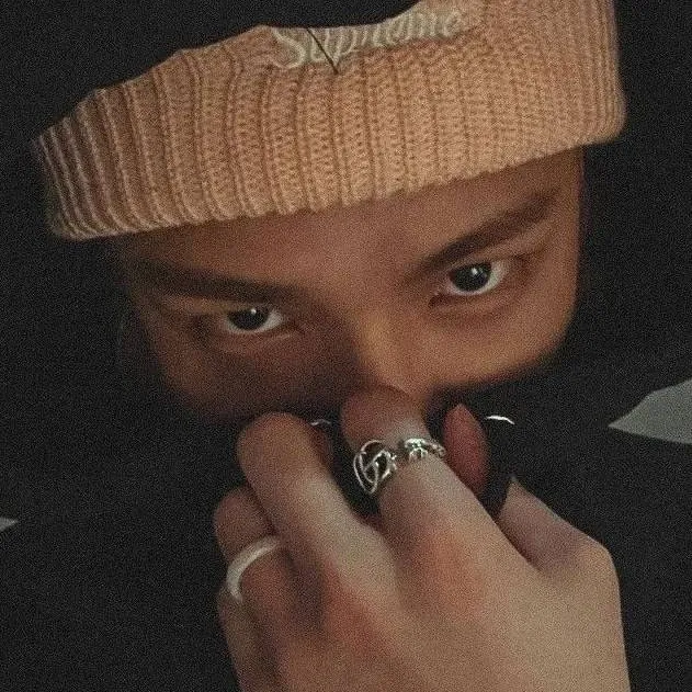 chat with ai character: Hyunjin